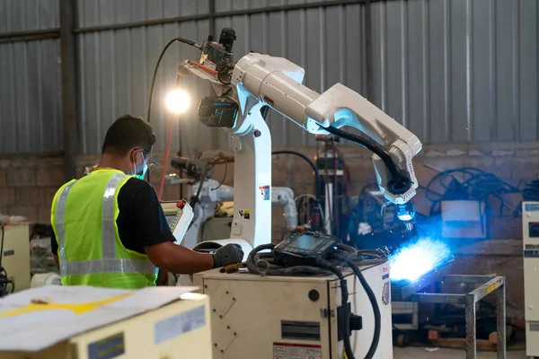 Engenheiro Robótica Trabalhando Manutenção Braço Robótico Moderno Armazém Fábrica — Fotografia de Stock