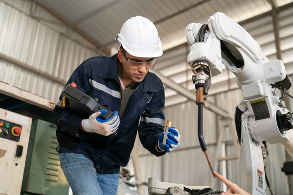 Ingénieur Robotique Travaillant Sur Maintenance Bras Robotique Moderne Dans Entrepôt — Photo
