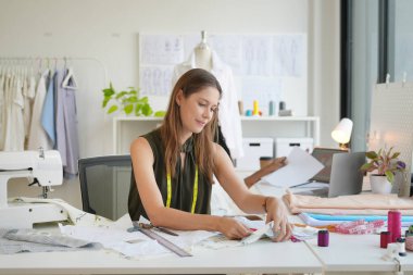 Genç kıyafet tasarımcısı stüdyosunda.