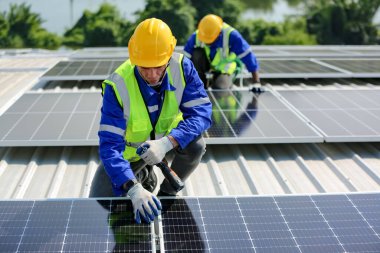 Teknoloji güneş pili, mühendislik servisi fabrikanın çatısında güneş pili kurulumunu kontrol ediyor. Güneş panellerinin bakımını kontrol eden teknisyenler, mühendislik ekibi güneş enerjisi santralinde kontrol ve bakım üzerinde çalışıyor. 
