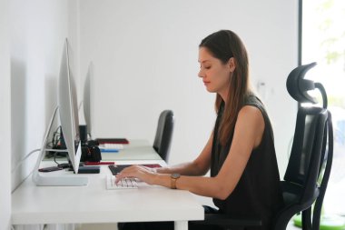 Genç kıyafet tasarımcısı stüdyosunda.