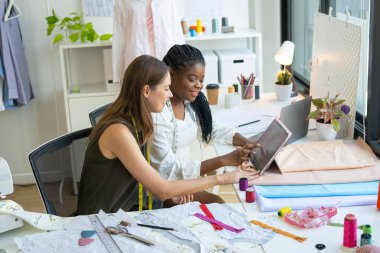 moda tasarımcıları onların studio birlikte çalışma