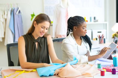 moda tasarımcıları onların studio birlikte çalışma