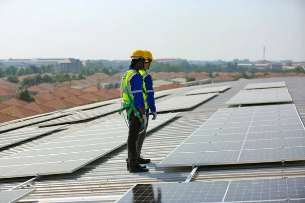 Tecnologia Célula Solar Serviço Engenheiro Verifica Instalação Célula Solar Telhado — Fotografia de Stock