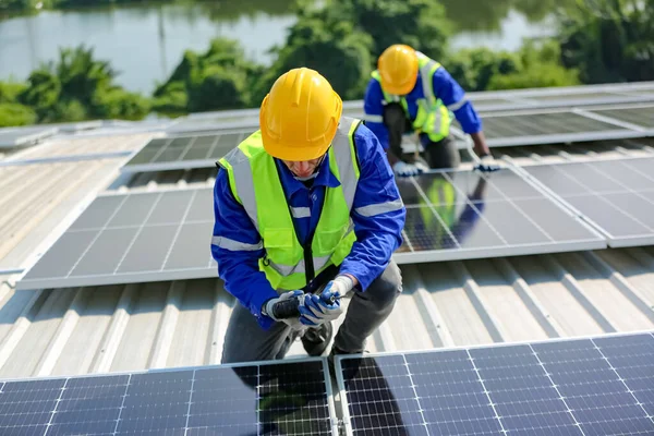 Teknoloji güneş pili, mühendislik servisi fabrikanın çatısında güneş pili kurulumunu kontrol ediyor. Güneş panellerinin bakımını kontrol eden teknisyenler, mühendislik ekibi güneş enerjisi santralinde kontrol ve bakım üzerinde çalışıyor. 