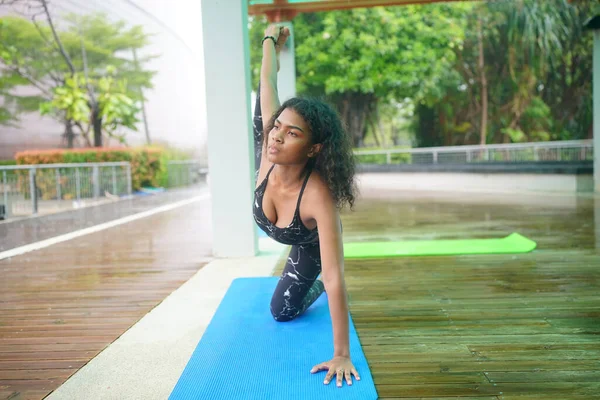 Jong Aantrekkelijk Afrikaans Amerikaans Meisje Oefenen Yoga Mat Thuis — Stockfoto