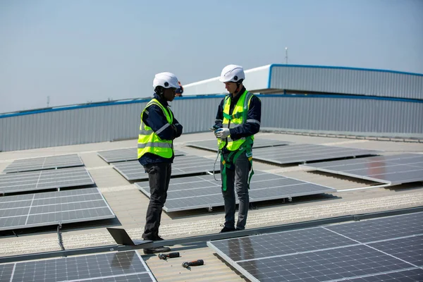Technologia Ogniwa Słonecznego Inżynier Serwisowy Sprawdzenie Instalacji Ogniwa Słonecznego Dachu — Zdjęcie stockowe