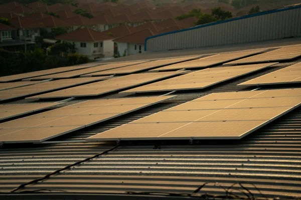 Teknoloji Güneş Pilleri Fabrikanın Çatısındaki Güneş Pilleri Güneş Enerjisi Santralinin — Stok fotoğraf