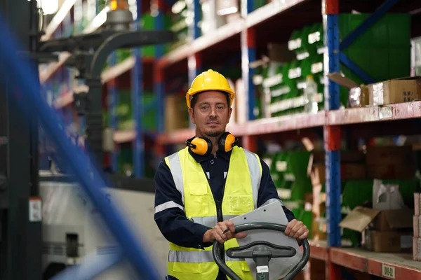 Warehouse Industrial Supply Chain Logistics Companies Warehouse Worker Checking Inventory — Stock Photo, Image