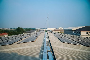 Fabrikanın çatısında teknoloji güneş pilleri var. Güneş enerjisi santralinin bakımı. yeşil enerji