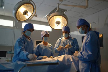 Cerrahlar ameliyathanede çalışıyor. 