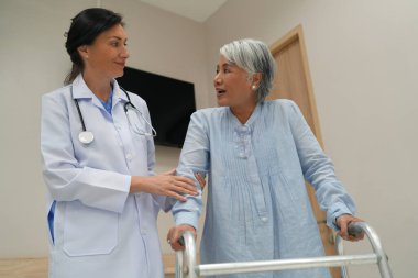 Sağlık ve Sağlık Hizmetleri! Hastanenin ameliyat öncesi odası, hemşire odası ve hasta hazırlık bölümleri. Hemşireler acele eder, hastaları cerrahi prosedürlere hazırlar, doktorları ameliyat saatlerine göre hazırlarlar. 