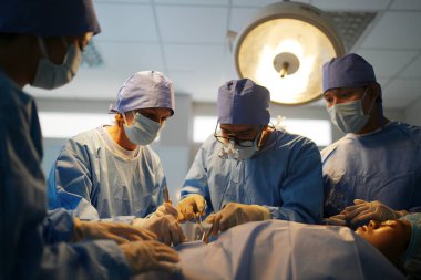 Cerrahlar ameliyathanede çalışıyor. 