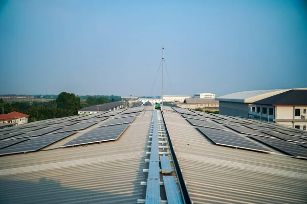 Τεχνολογία Ηλιακών Κυττάρων Στην Οροφή Του Εργοστασίου Συντήρηση Μονάδα Ηλιακής — Φωτογραφία Αρχείου