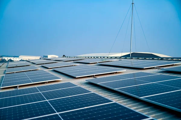 技術太陽電池 工場の屋根の上の太陽電池 グリーンエネルギーの革新に太陽光発電所のメンテナンス — ストック写真