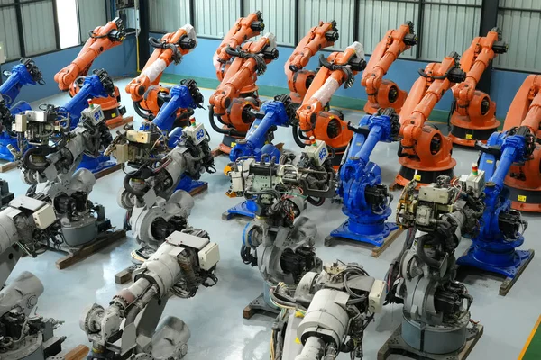 Fütürist montaj fabrikasında, fabrika zemininde robotik silahlar..