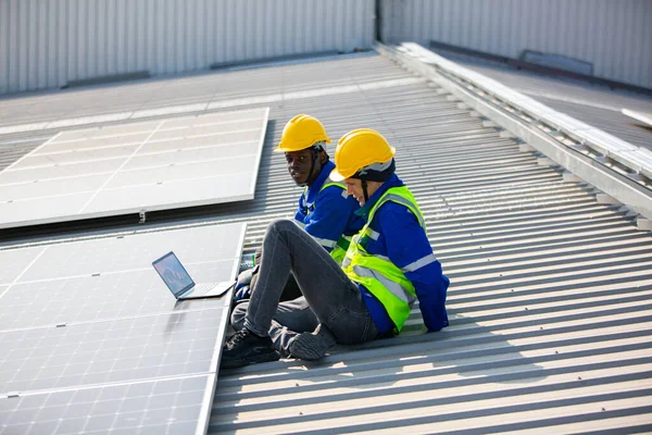 Technologia Ogniwa Słonecznego Inżynier Serwisowy Sprawdzenie Instalacji Ogniwa Słonecznego Dachu — Zdjęcie stockowe