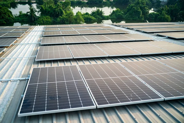 Technologia Ogniw Słonecznych Dachu Fabryki Konserwacja Elektrowni Słonecznej Zielona Energia — Zdjęcie stockowe