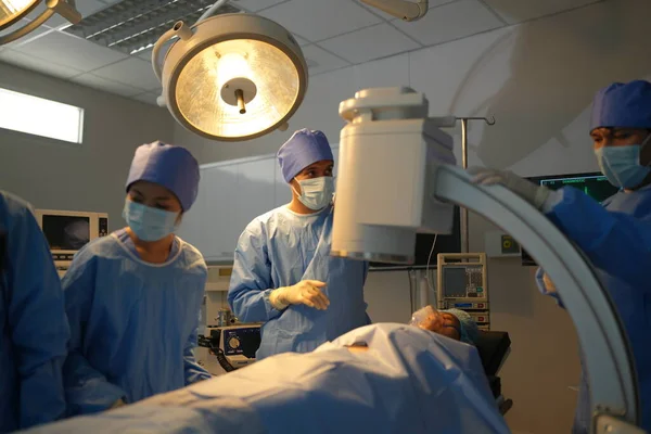 수술실에서 일하는 의사들 — 스톡 사진