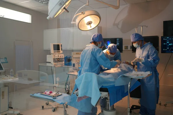 Chirurgii Care Lucrează Sala Operație — Fotografie, imagine de stoc