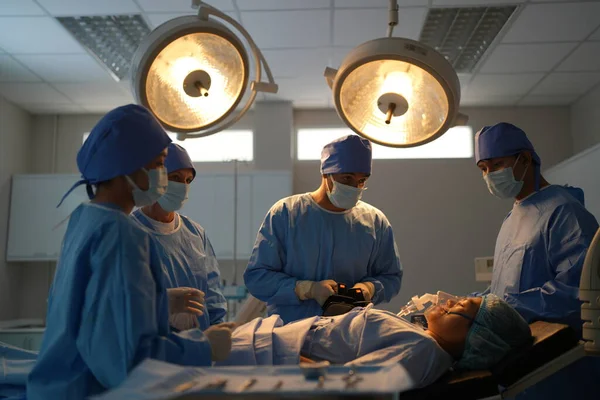 Cerrahlar Ameliyathanede Çalışıyor — Stok fotoğraf