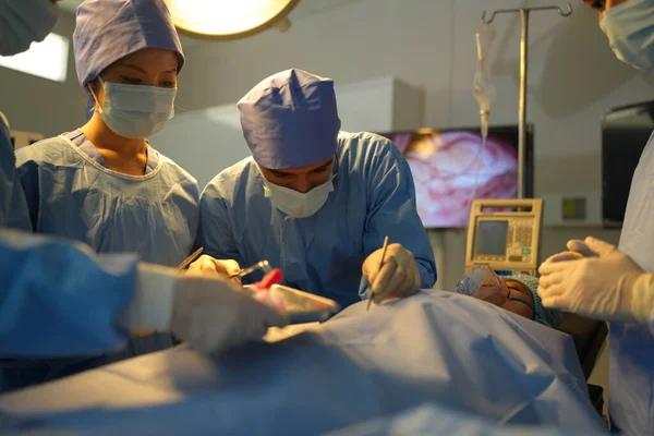 Хирурги Работающие Операционной — стоковое фото