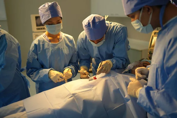 Хирурги Работающие Операционной — стоковое фото