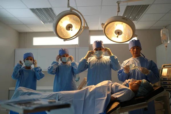 Chirurgii Care Lucrează Sala Operație — Fotografie, imagine de stoc