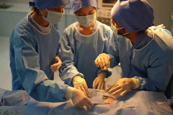 Chirurgiens Travaillant Dans Salle Opération — Photo