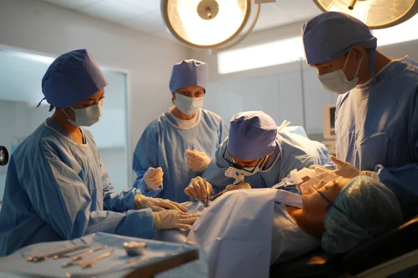Cirujanos Que Trabajan Dentro Del Quirófano —  Fotos de Stock