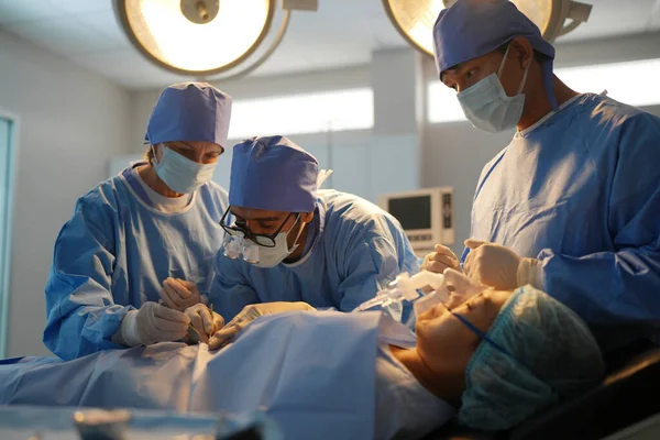Chirurgové Pracující Operačním Sále — Stock fotografie