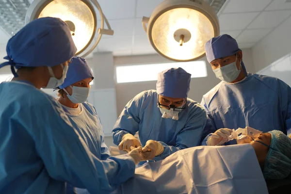 Cirurgiões Que Trabalham Dentro Sala Cirurgia — Fotografia de Stock