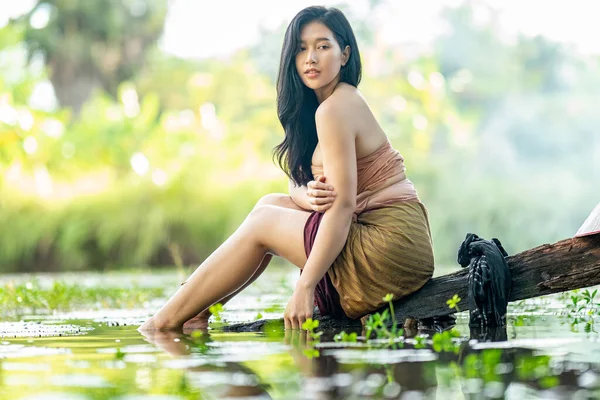 Mujer Asiática Feliz Pescando Jugando Cascadas Viviendo Zonas Rurales Agricultores — Foto de Stock