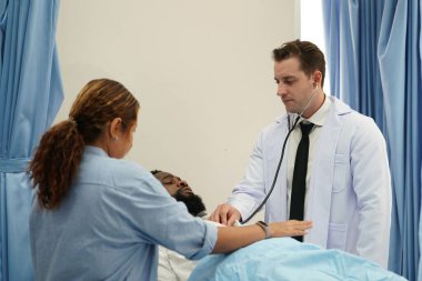 Sağlık ve Sağlık Hizmetleri! Hastanenin ameliyat öncesi odası, hemşire odası ve hasta hazırlık bölümleri. Hemşireler acele eder, hastaları cerrahi prosedürlere hazırlar, doktorları ameliyat saatlerine göre hazırlarlar. 