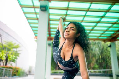  Arka bahçede yoga yapan genç bir kadın..