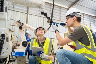 Fabrikada işçiler, üretim mühendisliği.