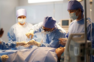 Cerrahlar ameliyathanede çalışıyor. 