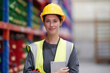 Depo Endüstriyel tedarik zinciri ve lojistik şirketleri içeride. Depo çalışanları envanteri kontrol ediyor. Envanter raflarındaki ürünler.