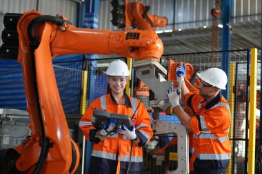 Kontrol mühendisi ve kaynak robotik otomatik silah Makinası akıllı Fabrika otomotiv endüstriyel sistem yazılımı izleme ile kontrol edin. Dijital üretim işlemi. Sanayi 4.0