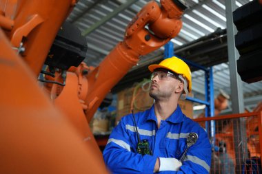 Kontrol mühendisi ve kaynak robotik otomatik silah Makinası akıllı Fabrika otomotiv endüstriyel sistem yazılımı izleme ile kontrol edin. Dijital üretim işlemi. Sanayi 4.0