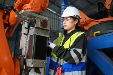 Kontrol mühendisi ve kaynak robotik otomatik silah Makinası akıllı Fabrika otomotiv endüstriyel sistem yazılımı izleme ile kontrol edin. Dijital üretim işlemi. Sanayi 4.0