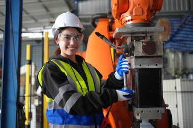 Kontrol mühendisi ve kaynak robotik otomatik silah Makinası akıllı Fabrika otomotiv endüstriyel sistem yazılımı izleme ile kontrol edin. Dijital üretim işlemi. Sanayi 4.0