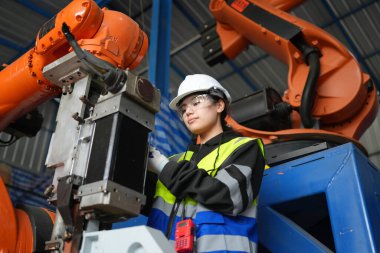 Kontrol mühendisi ve kaynak robotik otomatik silah Makinası akıllı Fabrika otomotiv endüstriyel sistem yazılımı izleme ile kontrol edin. Dijital üretim işlemi. Sanayi 4.0