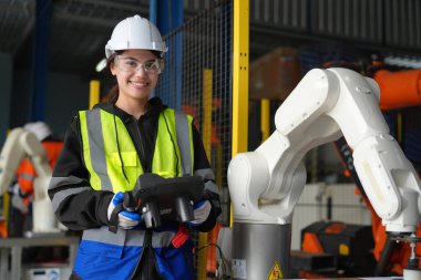 Kontrol mühendisi ve kaynak robotik otomatik silah Makinası akıllı Fabrika otomotiv endüstriyel sistem yazılımı izleme ile kontrol edin. Dijital üretim işlemi. Sanayi 4.0