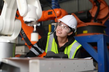 Kontrol mühendisi ve kaynak robotik otomatik silah Makinası akıllı Fabrika otomotiv endüstriyel sistem yazılımı izleme ile kontrol edin. Dijital üretim işlemi. Sanayi 4.0