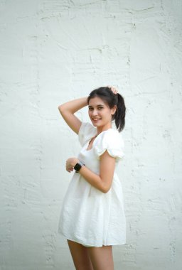 mutlu Kadın kılığında portresi 