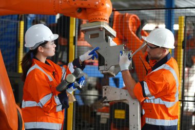 Kontrol mühendisi ve kaynak robotik otomatik silah Makinası akıllı Fabrika otomotiv endüstriyel sistem yazılımı izleme ile kontrol edin. Dijital üretim işlemi. Sanayi 4.0