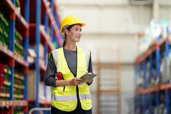 Warehouse Industriële Supply Chain Logistiek Bedrijven Binnen Pakhuispersoneel Controleert Inventaris — Stockfoto