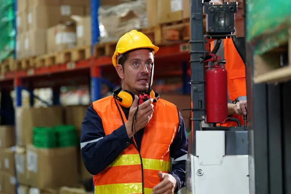 Warehouse Industrial Supply Chain Logistics Companies Warehouse Worker Checking Inventory — Stock Photo, Image