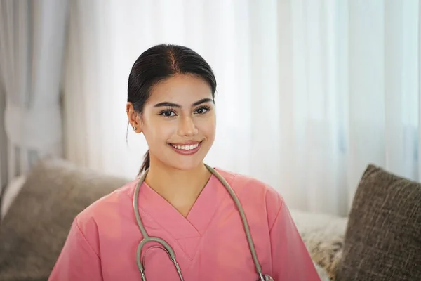 Enfermeira Feliz Sorrindo Dentro Casa — Fotografia de Stock